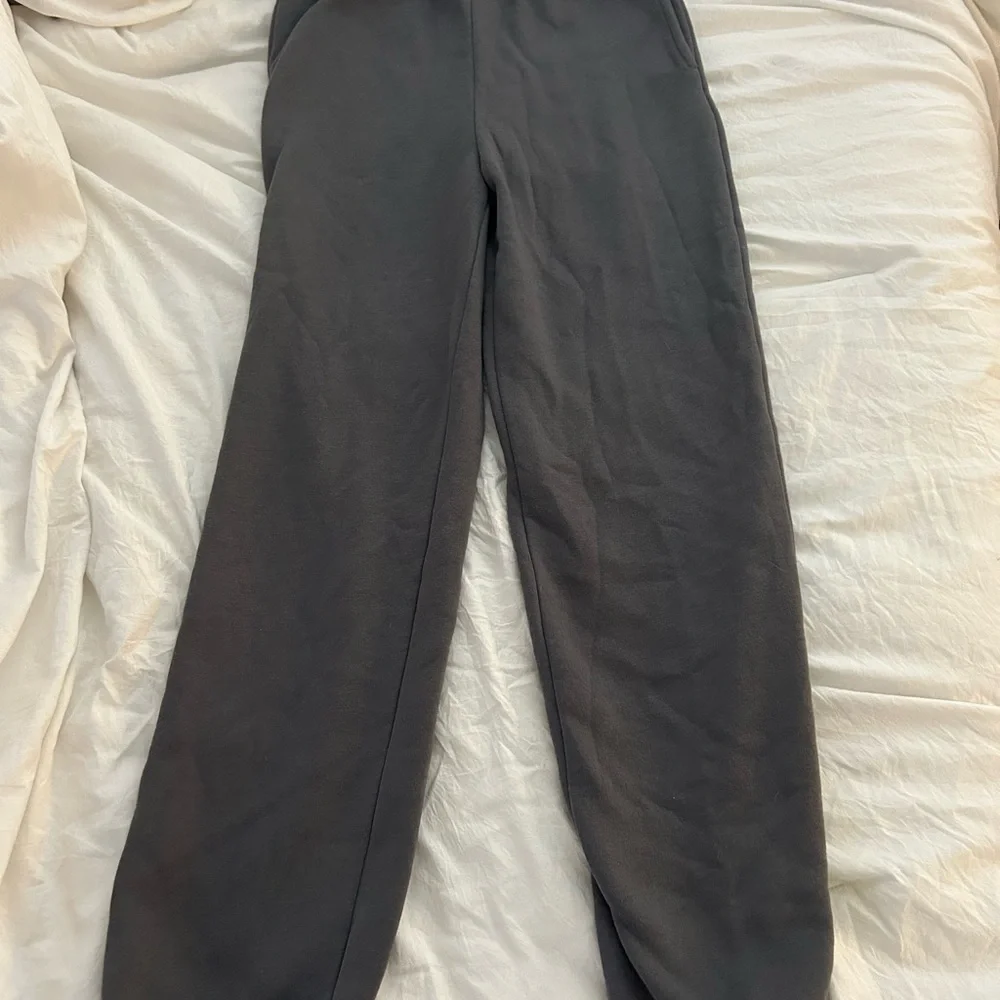 H&M Gray Sweatpants Comfortable Joggers - Picture 1 of 3